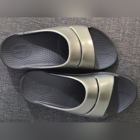 OOFOS Metallic OOFOS OOAHH LUXE LATTE - 1101LAT Gray Slide Sandals - Picture 5 of 16